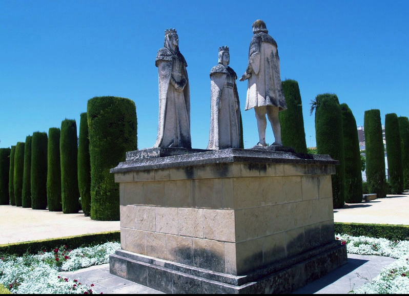 trastamara_ana's tweet photo. El 20 de enero de 1486 los #ReyesCatólicos reciben a Cristóbal Colón en el Alcázar de los Reyes Cristianos de Córdoba.
No fue solo una reunión diplomática, sino el inicio de una larga y difícil negociación que duraría seis años.

Aunque existe un pequeño debate histórico sobre si la primera entrevista fue en Alcalá de Henares o en Córdoba, la mayoría de los cronistas y la tradición cordobesa sitúan este encuentro crucial en el Alcázar de Córdoba el 20 de enero de 1486. En esa época, la corte se encontraba allí para dirigir la fase final de la Reconquista de Granada.

El encuentro tuvo lugar en lo que hoy se conoce como el Salón de los #ReyesCatólicos.
Colón llegó con cartas de recomendación (especialmente del duque de Medinaceli) y presentó a Isabel y Fernando su propuesta: llegar a las Indias navegando hacia el Oeste a través del "Mar Océano". La respuesta de los monarcas no fue un "sí" inmediato. Sin embargo, tampoco fue un rechazo total, pues la prioridad en ese momento era Granada.
Los monarcas estaban totalmente volcados en la guerra contra el Reino Nazarí y no querían desviar recursos a una empresa incierta.
Los Reyes ordenaron que el proyecto fuera estudiado por una comisión de sabios y cosmógrafos (la famosa Junta de Salamanca).
Lo más interesante es que, aunque no financiaron el viaje de inmediato, los Reyes le otorgaron a Colón una ayuda económica para que se quedara en la corte mientras se tomaba una decisión, reconociendo que su idea tenía potencial.

Córdoba no fue solo el lugar de la audiencia; fue la ciudad donde Colón vivió durante gran parte de la espera. Allí se alojó en el Convento de la Merced y conoció a Beatriz Enríquez de Arana, una joven cordobesa con la que tuvo a su segundo hijo, Hernando Colón, quien sería el primer biógrafo del almirante. 

En los jardines del Alcázar de Córdoba puedes ver hoy una famosa escultura de Pablo Yusti que recrea este momento: Colón de pie ante Isabel y Fernando, mostrándoles sus mapas.