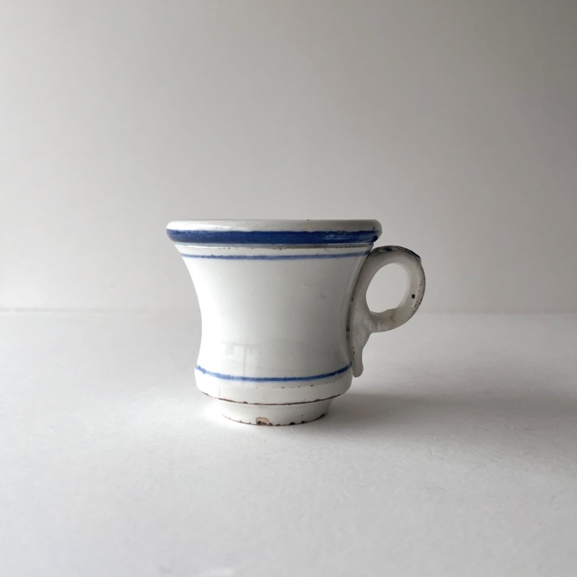 drawerbrocante's tweet image. 19世紀のブリュロ。コーヒーで温まった厚手のカップを逆さにして、底のくぼみにお酒を注ぎ嗜んでいたそう。北フランス
cup+dish展
2026.1/28-2月中旬
kico（Bibli／大宮）
#kico #cimai #bibli #アンティーク #ブロカント #drawerbrocante