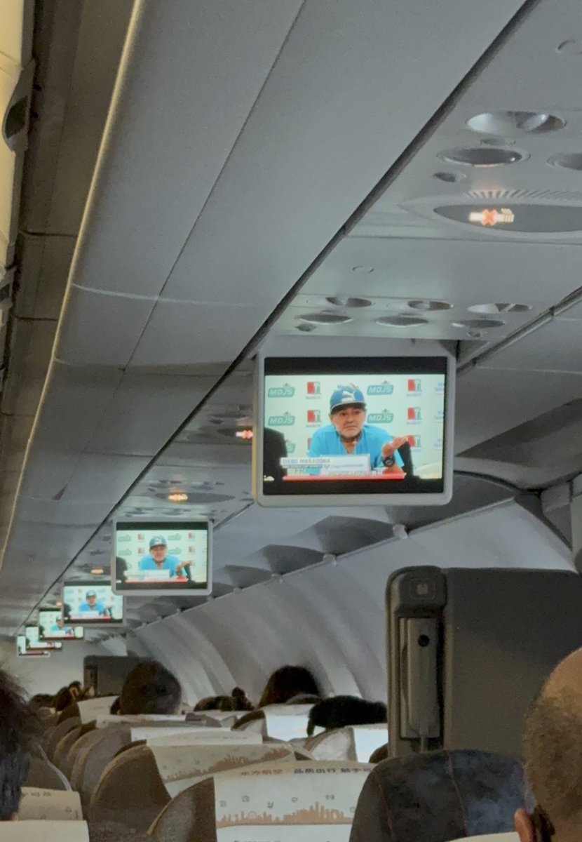 Vuelo de cabotaje, martes 5 pm, de Shanghai a Chengdu, China. Completamente mundano.

Están pasando un documental del Diego, de cuando ganamos el Mundial del ’86. No lo puedo creer. Es tremendo.

Aguante Argentina!