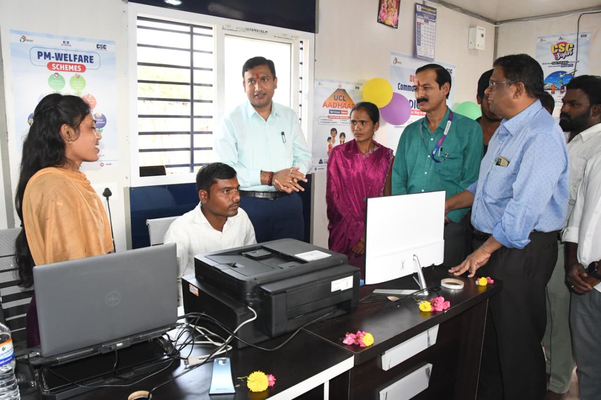 Collector_ADB's tweet image. ❇️మంగళవారం నార్నూర్ మండలం మాలేపూర్ గ్రామంలో మోడల్ కామన్ సర్వీస్ సెంటర్ (#CSC) సెంటర్ ను ప్రారంభించిన జిల్లా కలెక్టర్ రాజర్షి షా. 

❇️పాల్గొన్న పరిశ్రమల శాఖ జనరల్ మేనేజర్ పద్మభూషణ్ రాజు, TGB బ్యాంకు రీజినల్ మేనేజర్ గెర్మోజి నాయక్, ఎల్డిఎం ఉత్పల్ కుమార్, CSC జిల్లా మేనేజర్ రాహుల్,