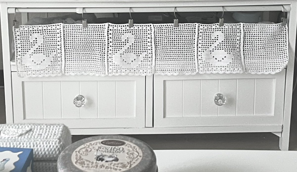 テレビ台の下の目隠し。スワンを方眼編みで編んだよ🦢𓈒𓏸