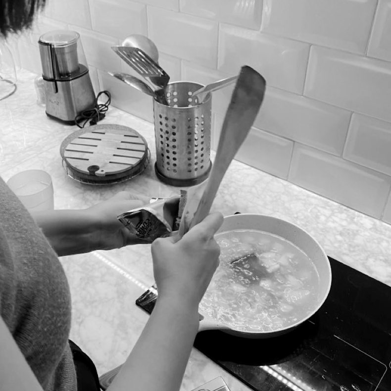 semumerona's tweet image. ㅤ 
Hampir menjadi rutinitas: bikin kompor Mas Aska bingung karena dia jadi aktif (dipakai masak mulu) 
ㅤ