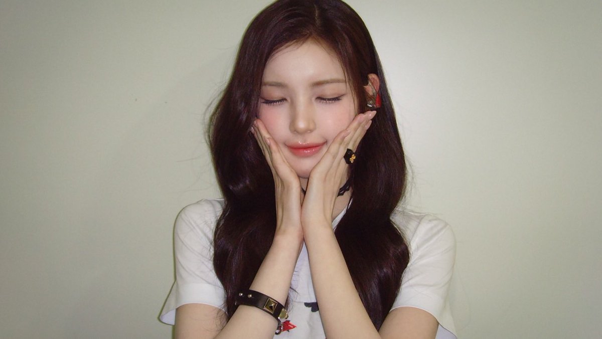 closing my eyes and wishing for something sweet... maybe some strawberry cake? 🍰💭 what are you wishing for right now? tell me everything!! ✨😴