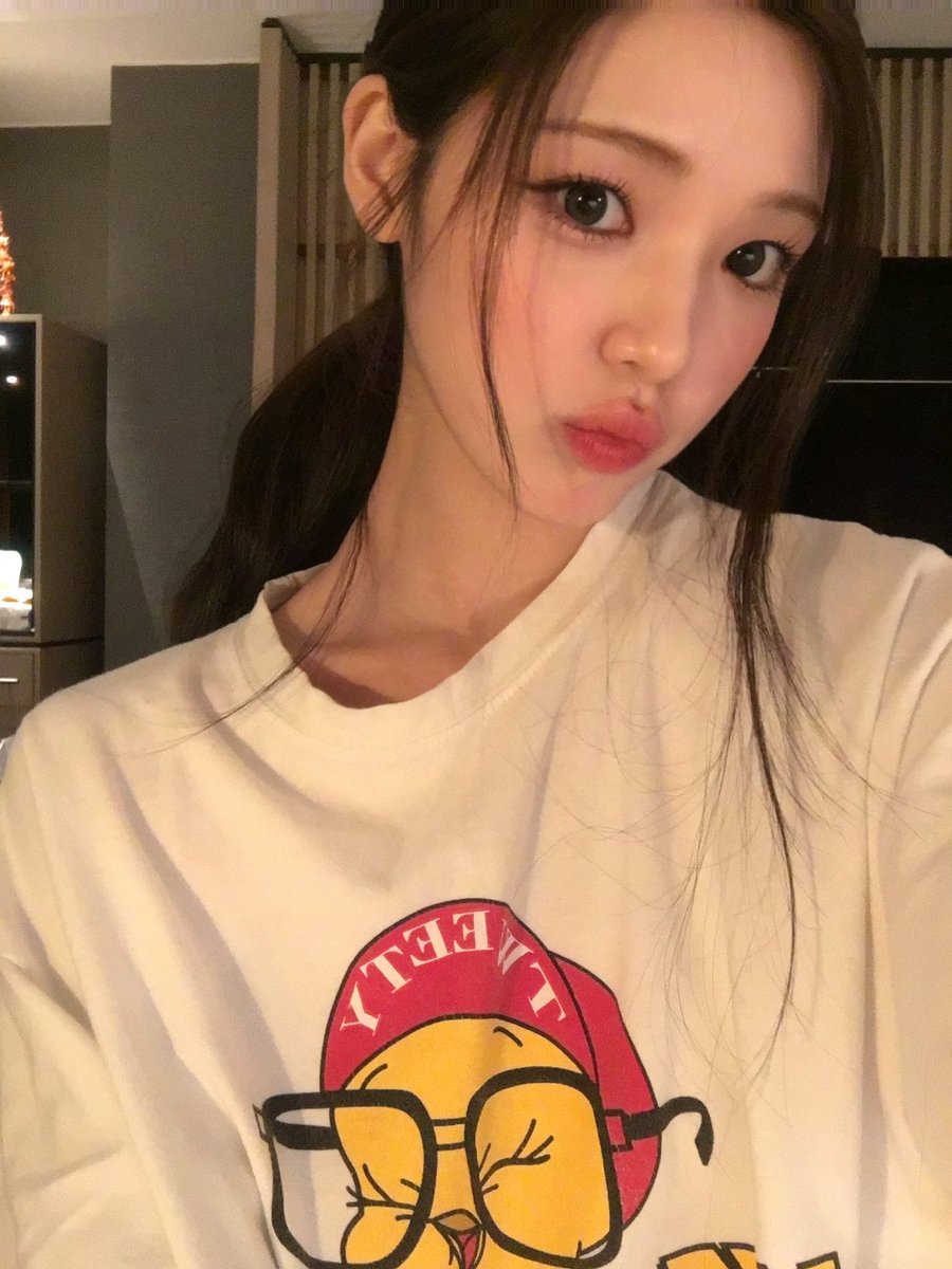 found the perfect oversized tee for some cozy vibes! which one is cuter: me or tweety’s big glasses? (hint: it's me! hehe) 💖🌈