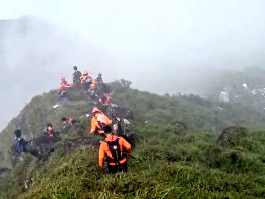 txttransportasi's tweet image. Txttransportasi mengucapkan turut berbelasungkawa atas musibah yang terjadi pada pesawat ATR 42-500 yang dioperasikan Indonesia Air Transport 🥀

Dilaporkan pesawat rute Yogyakarta - Makassar tersebut hilang kontak di Maros, Sulawesi Selatan pada hari Sabtu lalu pukul 13:17 WITA…