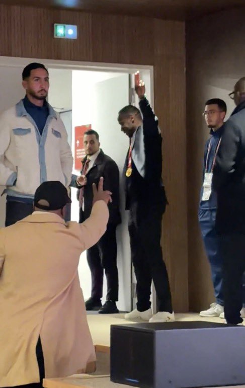 CocoExiliado's tweet image. Champions League: *lloros en rueda de prensa por un fuera de juego de 2cm*

Copa África:

· Un periodista que criticó a la organización fue hallado muerto en su hotel de Rabat.

· Recogepelotas intentan robar la toalla al portero marroquí.

· Senegal se retira de la final por un…