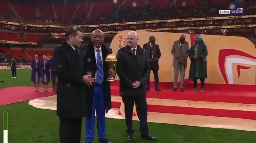 CocoExiliado's tweet image. Champions League: *lloros en rueda de prensa por un fuera de juego de 2cm*

Copa África:

· Un periodista que criticó a la organización fue hallado muerto en su hotel de Rabat.

· Recogepelotas intentan robar la toalla al portero marroquí.

· Senegal se retira de la final por un…