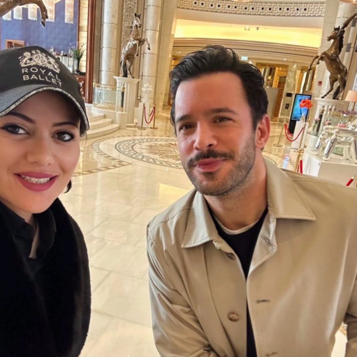 BarisArducWorld's tweet image. 📸 Barış Arduç Riyad Joy Awards ödül gecesinde sevenleriyle bol bol fotoğraf çekildi

#BarışArduç x #JoyAwards