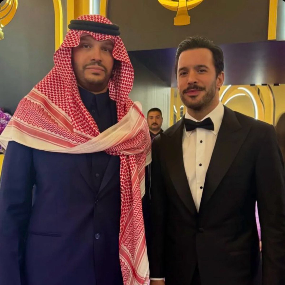 BarisArducWorld's tweet image. 📸 Barış Arduç Riyad Joy Awards ödül gecesinde sevenleriyle bol bol fotoğraf çekildi

#BarışArduç x #JoyAwards