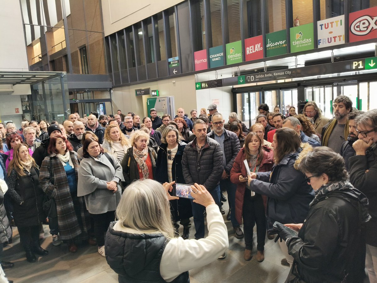 🖤Rendimos homenaje a las víctimas del accidente ferroviario de Adamuz #Córdoba con nuestrxs compañerxs ferroviarixs en  Santa Justa

Ahora toca estar al lado de las víctimas y familias y garantizar una investigación rigurosa que aclare lo sucedido.@