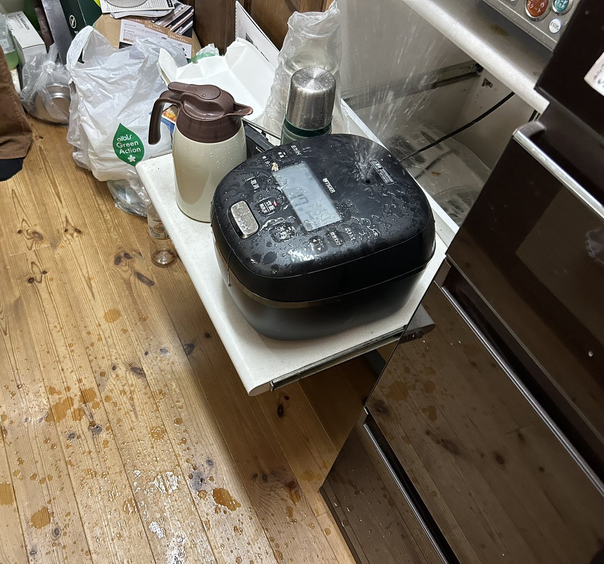 まだ買って1年半くらいの炊飯器が間欠泉的挙動を始めて激アツ(物理)