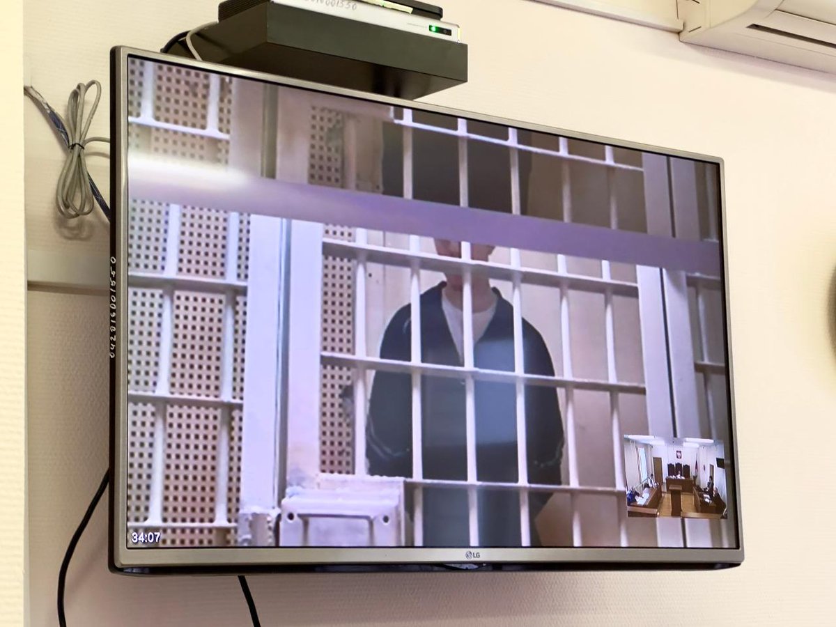 Sota_Vision's tweet photo. Суд признал террористическим несуществующее «Забайкальское левое объединение»

Забайкальский краевой суд признал террористической организацией телеграм-канал «Забайкальское левое объединение» (ЗЛО) и запретил деятельность организации на территории России, сообщили в пресс-службе суда.

По мнению прокуратуры, «деятельность движения направлена на пропаганду, оправдание, поддержку терроризма, и совершение преступлений террористического характера». В деятельности «движения» также были выявлены признаки террористической организации.

Фигурантами выступили читинские антифашисты Любовь Лизунова и Александр Снежков, осужденные в апреле за уличное граффити и администрирование анархистских каналов. На момент задержания Лизуновой было 16 лет, Снежкову — 19. 

Под «Забайкальским левым объединением» прокуратура подразумевает телеграм-канал 75ZLO с постами об антивоенных акциях и о защите животных, отмечают в группе поддержки анархистов. 

«Единственным признаком якобы наличия в природе признанного террористическим объединения прокуратура и суд сочли телеграм-канал с 90 подписчиками. Канал не ведется с октября 2022, а его владельцы, судя по сообщениям от самого Telegram, утратили контроль над каналом. Защита представила суду соответствующее заключение специалиста, которое суд проигнорировал», — написал юрист Алексей Прянишников.

Фото: соцсети, пресс-служба Забайкальского краевого суда