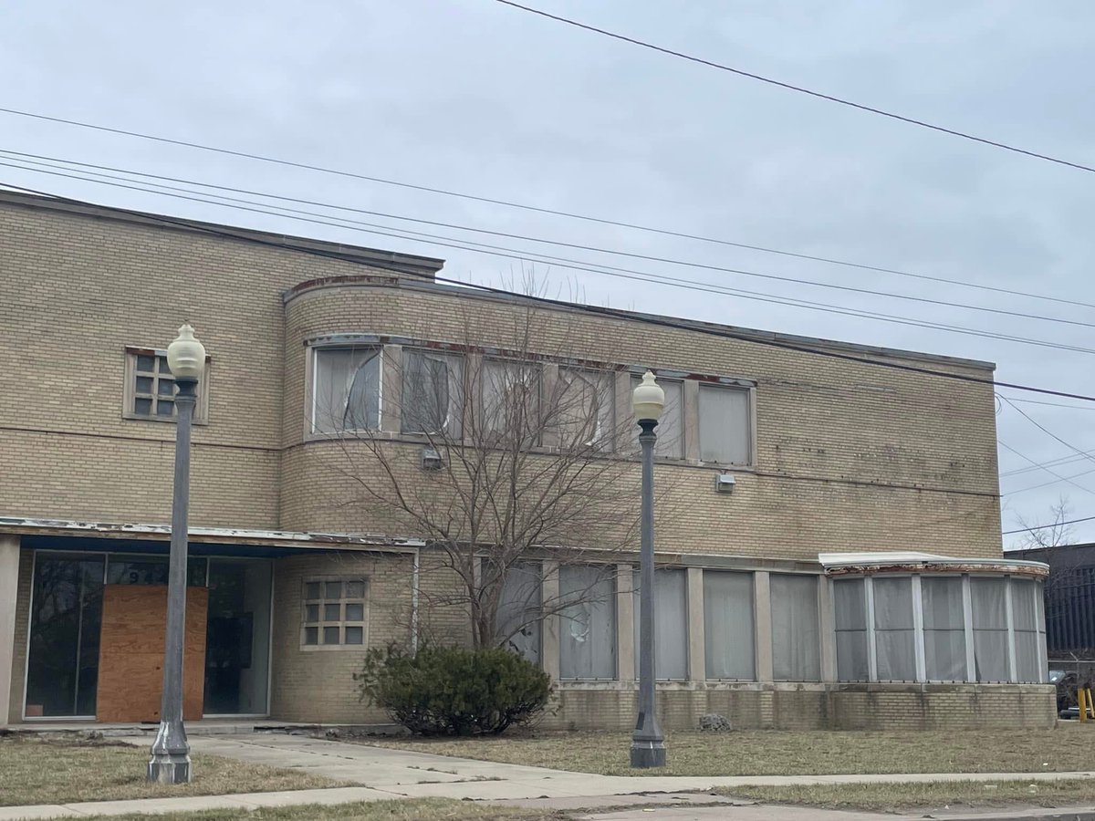 The Grinnell Industrial Corridor. Planning on #detroit ‘s east side revealed its importance to me. The Art Moderne buildings may be worn/ vacant, but entries, windows, and massing still speak. A working industrial base remains. It’s worth restoring before this history disappears.
