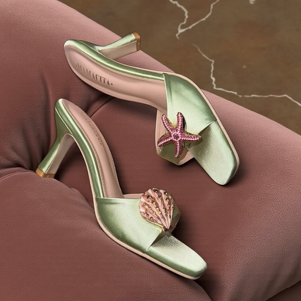 alonepord's tweet image. รองเท้าผู้ดีที่เหมาะกับการไปปาร์ตี้ที่สุด ถ่ายออกมาคือเท้าสว่างมาก วัสดุเป็นผ้าซาตินแบบเล่นแสง customized ตัวติดรองเท้าได้ด้วย สวยแส่บ 🤏🏻