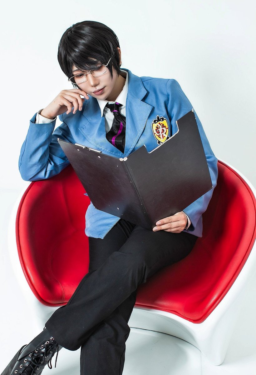 riri_cos0414's tweet photo. 🌸桜蘭高校ホスト部/鳳鏡夜🌸
仕事中....🖋️

Photo:朧月さん(@oboroduki_cos )
#朧の月 
#cosplay 
#桜蘭高校ホスト部 https://t.co/VaQGVevdx4