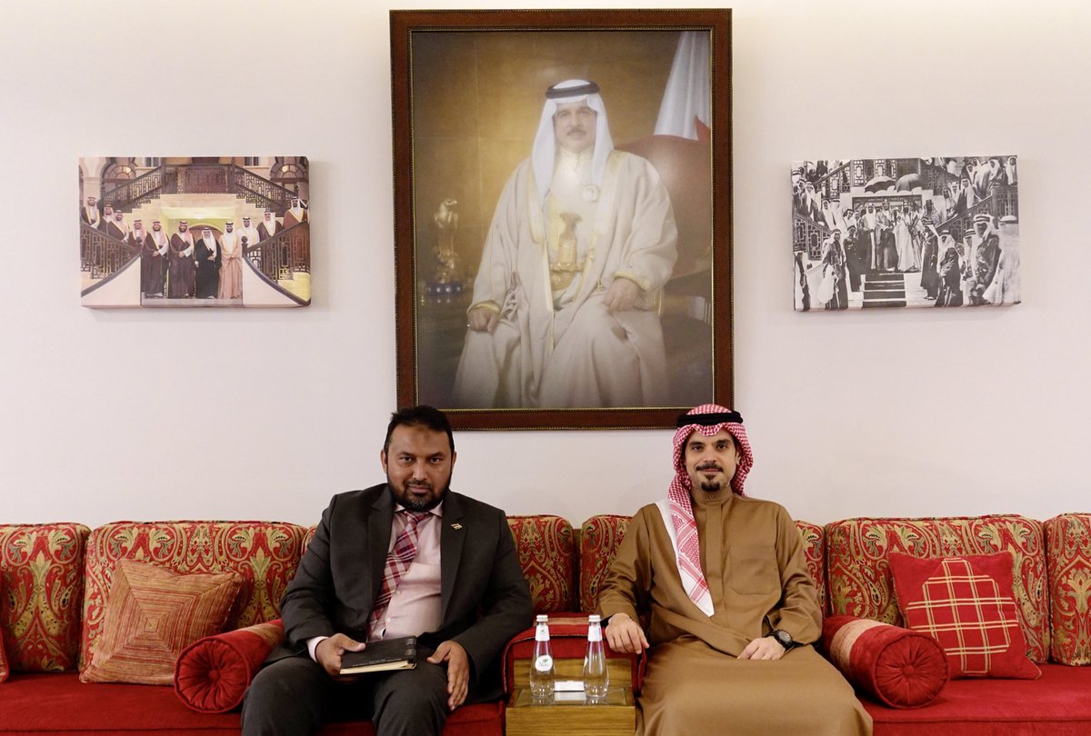 BahrainEmbKSA's tweet image. استقبل سعادة الشيخ علي بن عبدالرحمن آل خليفة، سفير مملكة البحرين لدى المملكة العربية السعودية، سعادة السيد محمد ریاض برويز هوليموت، سفير جمهورية موريشيوس المعيّن لدى مملكة البحرين والمقيم في الرياض، جرى بحث تعزيز التعاون والعلاقات الثنائية بين البلدين.