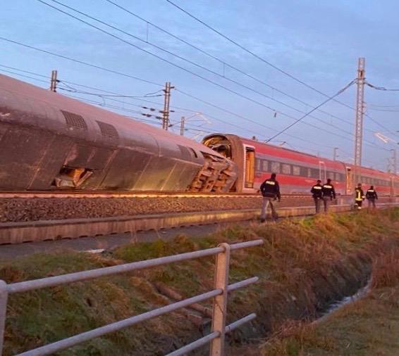 Me encanta como ahora todo el mundo es experto en trenes. Vamos a dejar a la CIAF investigar  el accidente, aún no se sabe si los destrozos en la vía es causa del descarrilamiento o se producen por el mismo. Aunque ese tren sea "nuevo" ya lleva accidentes a sus espaldas en italia