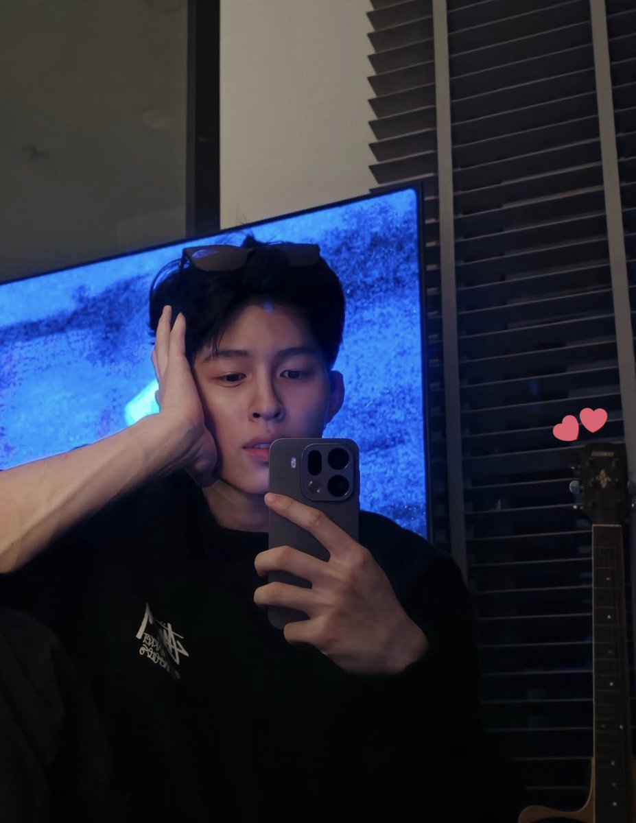 narachens's tweet image. both of these pics were taken at the same place and posted during ppw ldr 

and judging from the curtains and the guitar in the back, it kinda looks like phuwin’s condo so it’s likely that phuwin himself was the one who took these pics too..