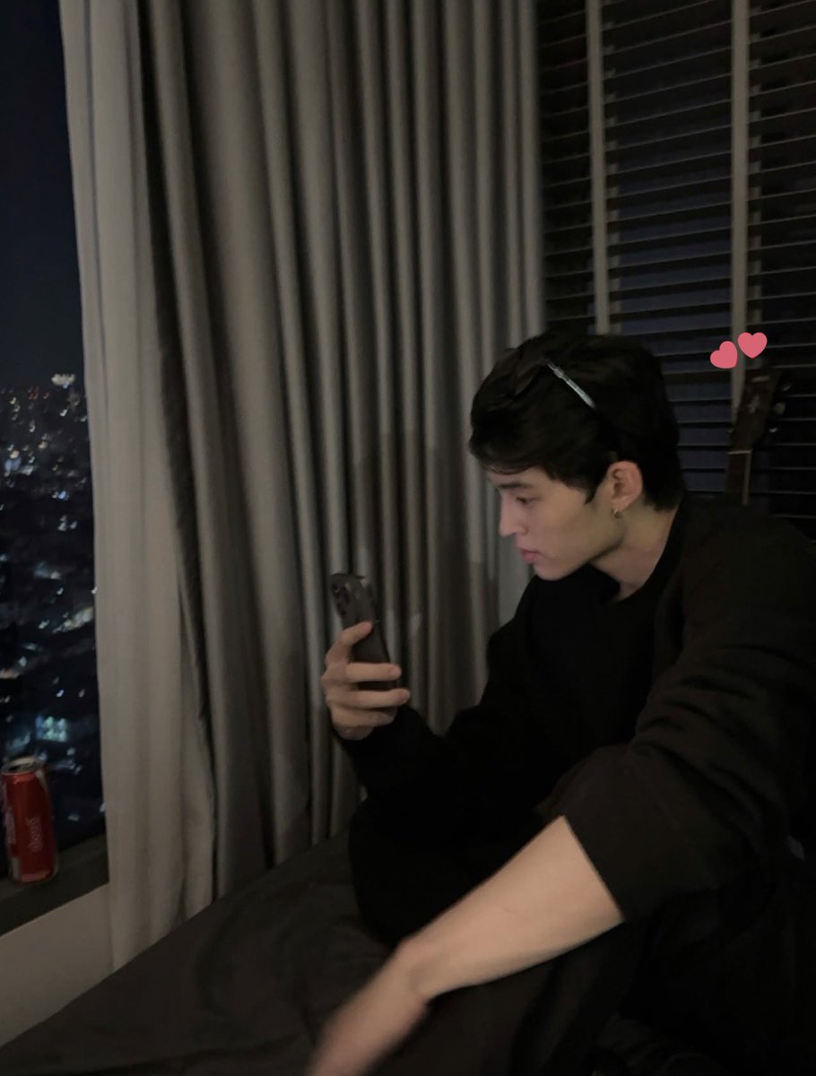 narachens's tweet image. both of these pics were taken at the same place and posted during ppw ldr 

and judging from the curtains and the guitar in the back, it kinda looks like phuwin’s condo so it’s likely that phuwin himself was the one who took these pics too..