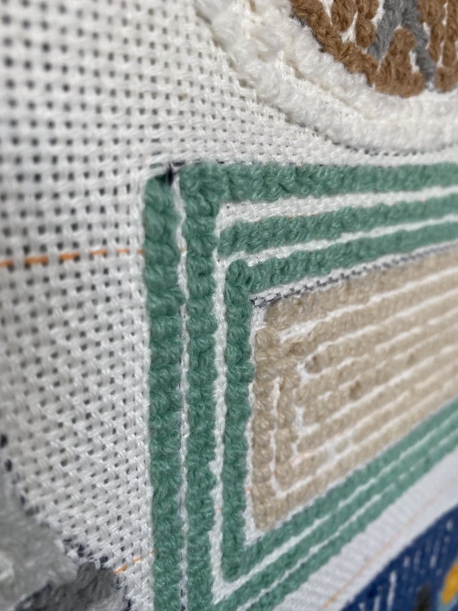 この打ち込んだあとの毛糸の浮き。
私が下手くそだからこうなるのかなるのは仕方ないのか。これはこのままで裏処理していいものなのか。
ちまちま直したりしてしまうビフォーアフター…
#タフティング