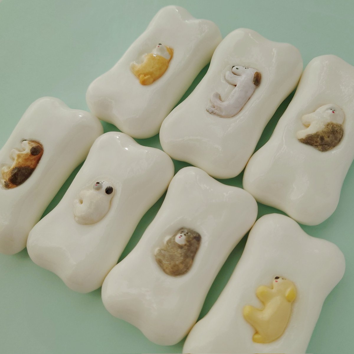 ビッグな骨の上でごろ寝する犬達