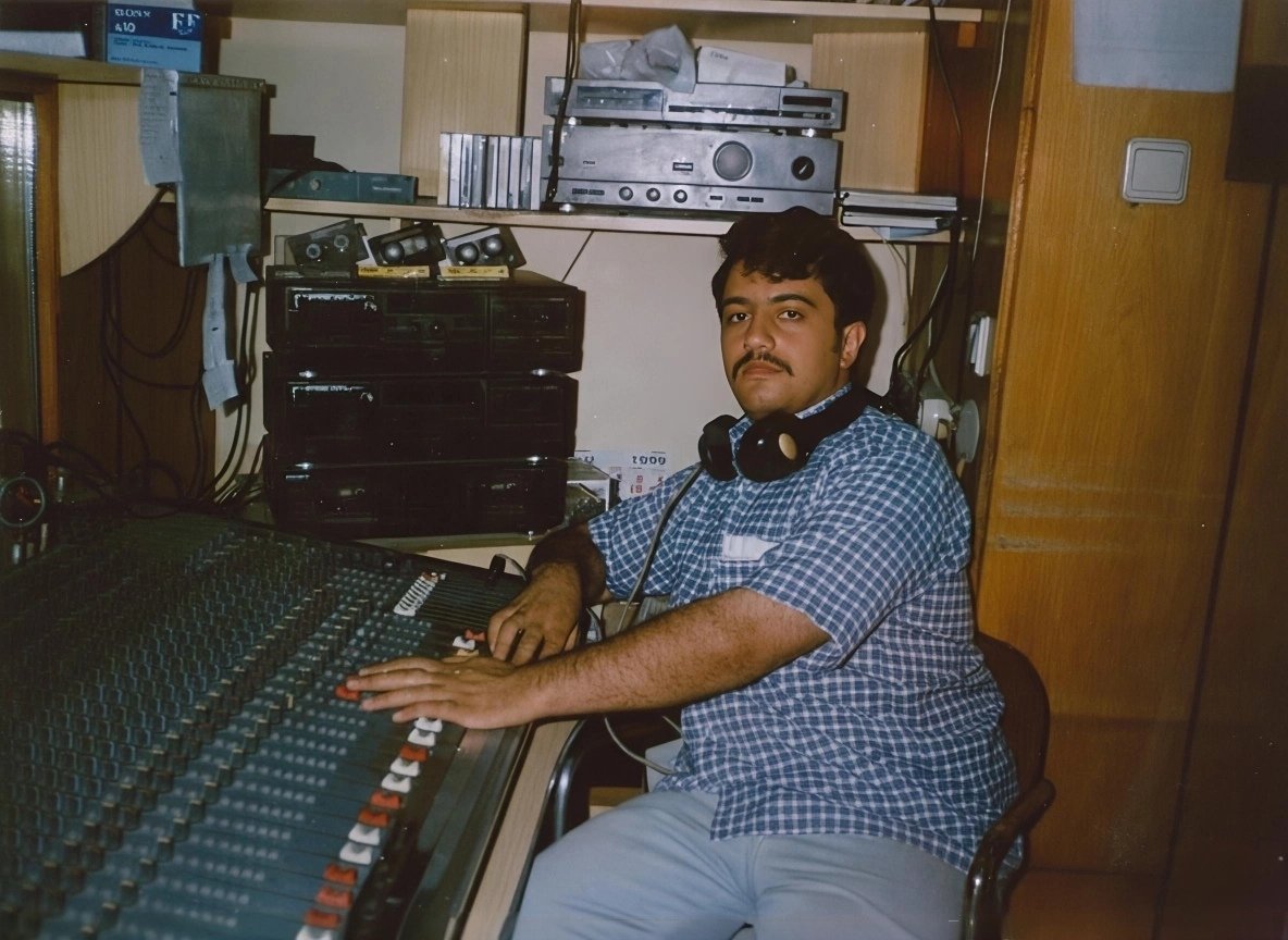 Geçmiş Zaman olur ki.... 

Yıl :1999
Yer: İzmir Başak Fm
Ve bir yayın sonrası......