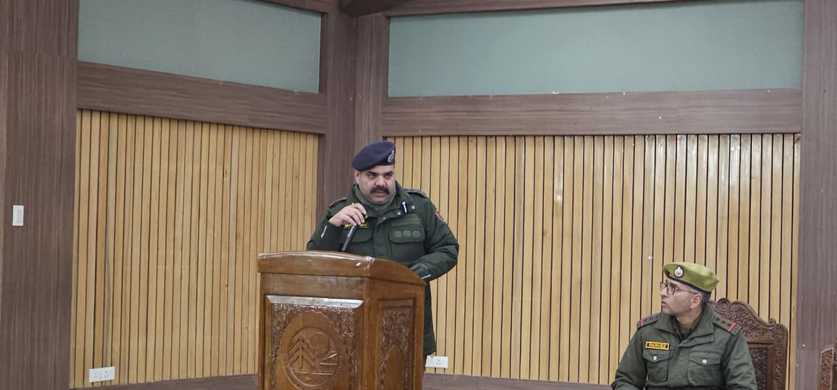 GulistanNewsTV's tweet image. SSP Anantnag chaired a comprehensive stakeholders’ meeting at the Pahalgam Club, which was attended by representatives from the tourism sector, including hoteliers, tourist taxi stand operators, pony owners, and other allied stakeholders.
#Anantnag #Pahalgam #TourismMeeting
