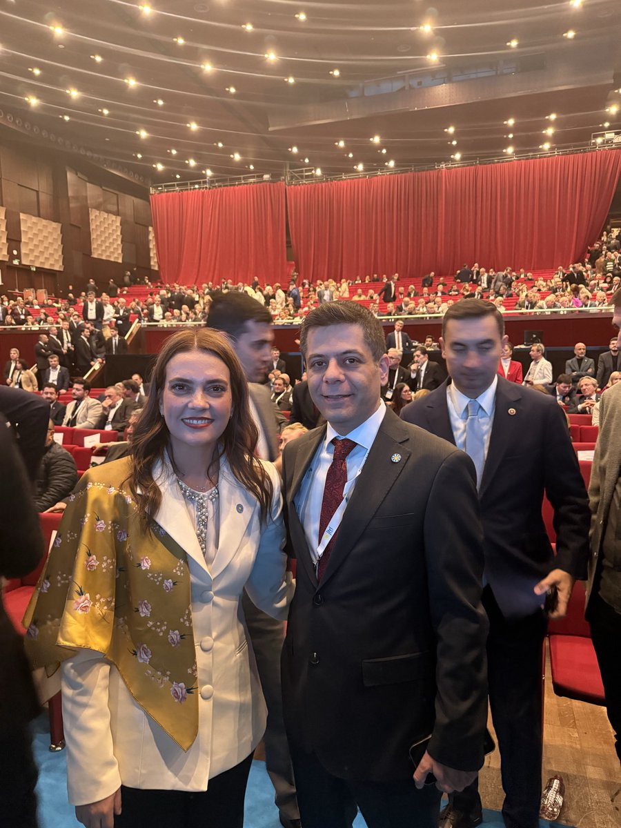 Senin kalbinde ne kadar vatan ve millet sevdası olduğunu biliyoruz. Birlikte çalıştığımız zamanlarda bunu çok iyi gördüm. Dikenli yollardan geçsende canın çok acısada sen her zaman dik duruşundan taviz vermedin. Sonuna kadar yanındayım Başkanım <a href="/imrennilayt/">İmren Nilay Tüfekci</a>