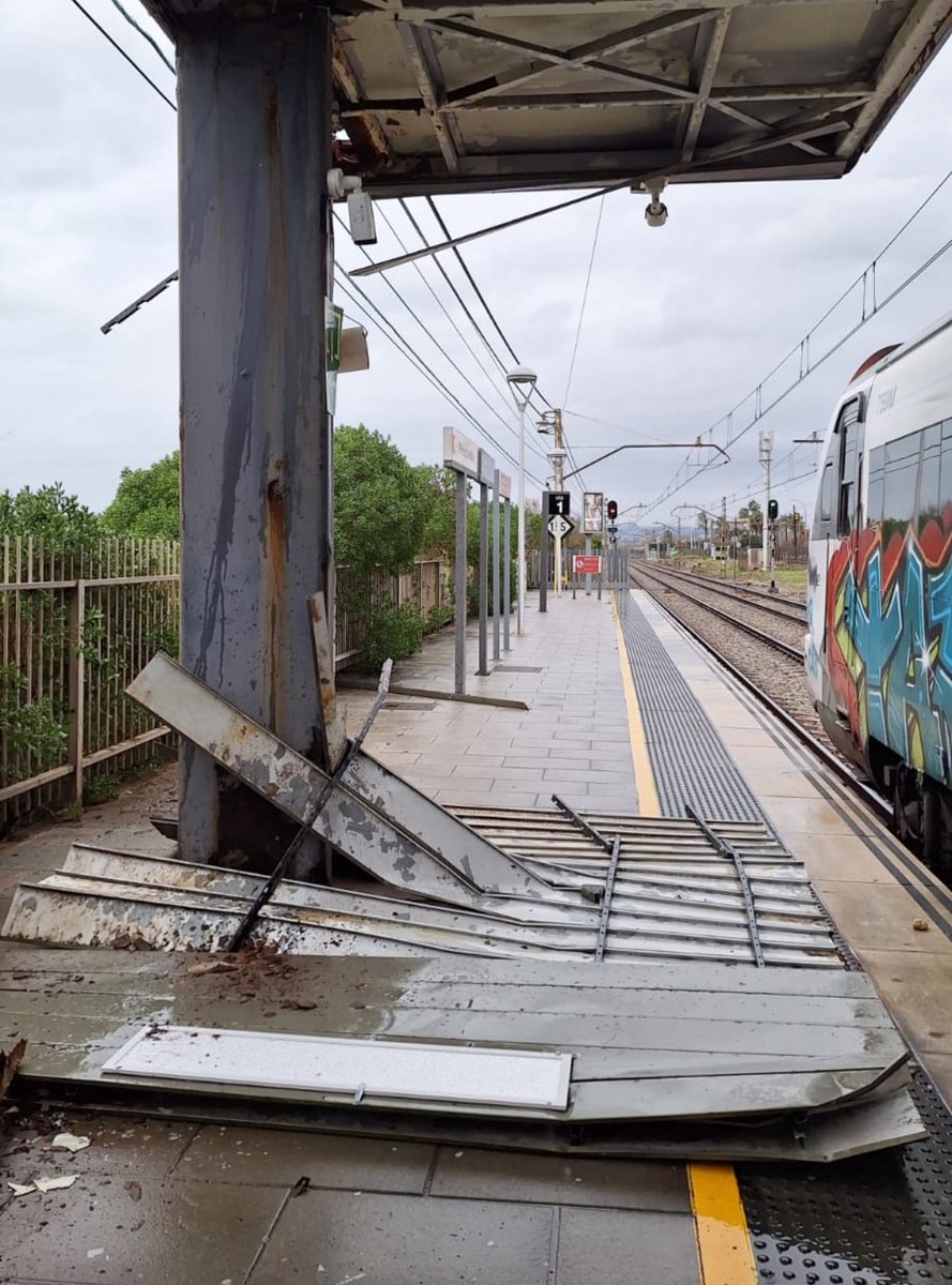 Ha caigut part de la marquesina de l’estació de Premià de Mar, on cada dia la gent espera el tren.
Siiii. hi ha vent, però no ho podem atribuir només al temps.

Les instal·lacions públiques han de ser segures,però què podem esperar si l’estació més important de Barcelona,