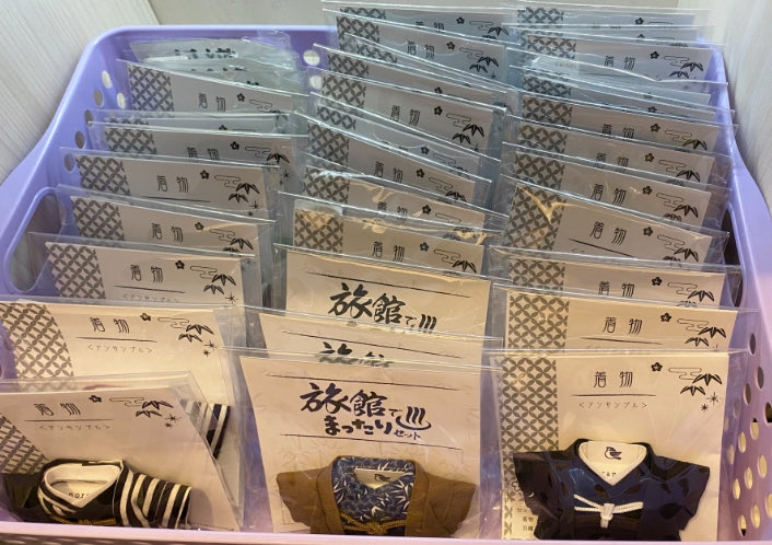 takuanninja's tweet image. 雑貨屋さんに委託してもらってるお着物、めっちゃあった😘
10cmの旅館セット、片身替わりとか
11cmのセクシーボディスーツも在庫あります👯‍♂️✨

お近くにお越しの際はぜひお立ち寄りくださいませ！

手作り雑貨家 クーデクレ（@Queue_de_cle）さん
最寄り駅は大阪の松屋町駅です