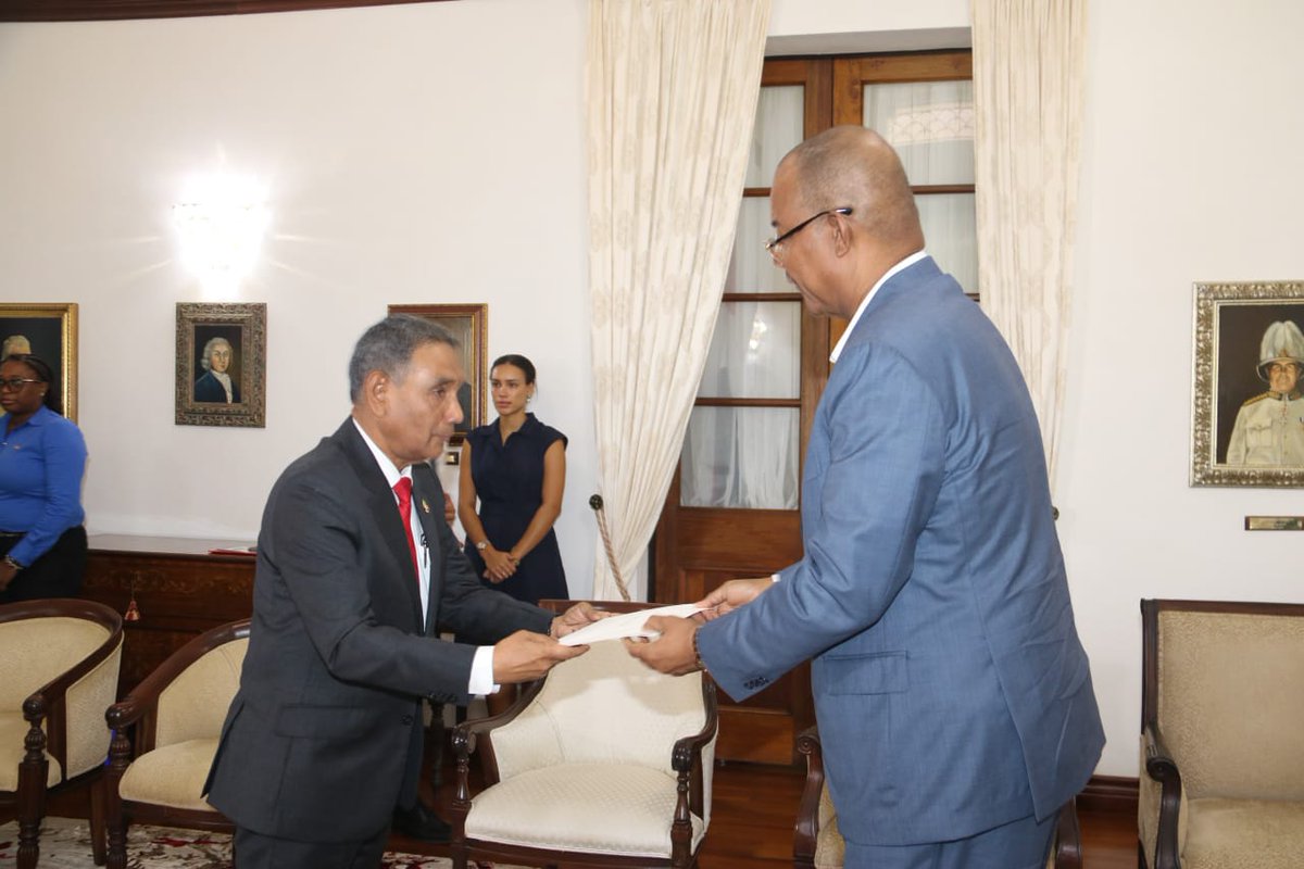 Congratulations to High Commissioner <a href="/MasoodImv/">Masood Imad</a> on presentation of his Letters of Credentials as the Non-Resident High Commissioner of the Maldives to the Republic of Seychelles.

I am confident that the friendship and cooperation between the #Maldives and #Seychelles will