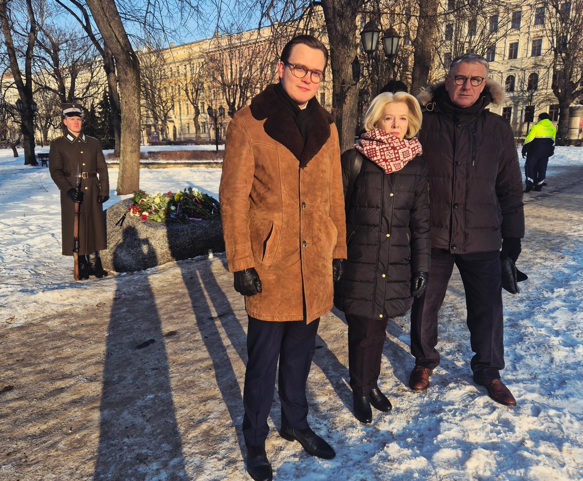 🌹🇱🇻 Atceramies un pieminam! Šodien Barikādēm 35. atceres gadskārta. 🔥