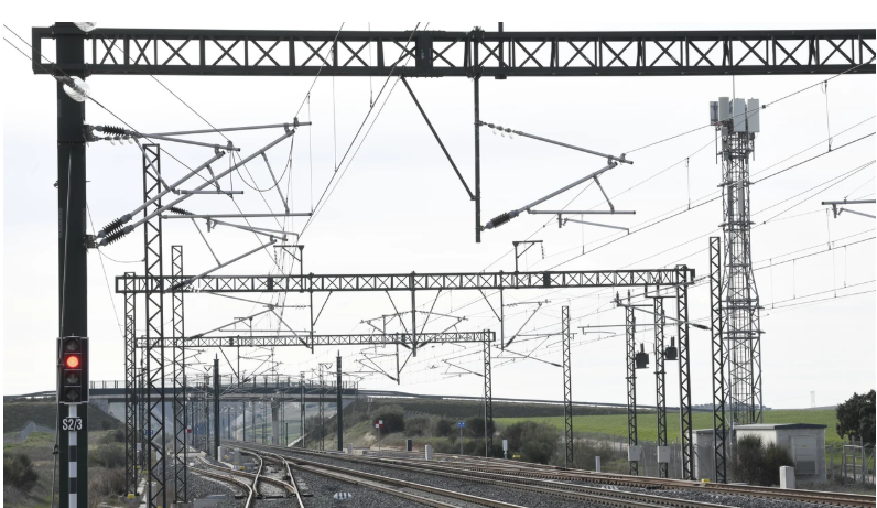BB3Adri's tweet photo. Los trenes de alta tensión trabajan con una tensión de 25.000V a corriente alterna por las necesidades de potencia que necesitan, por comparar, un tren convencional trabaja a 3.000V a corriente continua.

Esto hace que trabajar en trenes de alta velocidad sea mucho más peligroso debido a la mayor probabilidad de arco eléctrico si nos acercamos a sus partes críticas de alimentación eléctrica, no hace falta siquiera tocarlas. Con el peligro de electrocución existente.