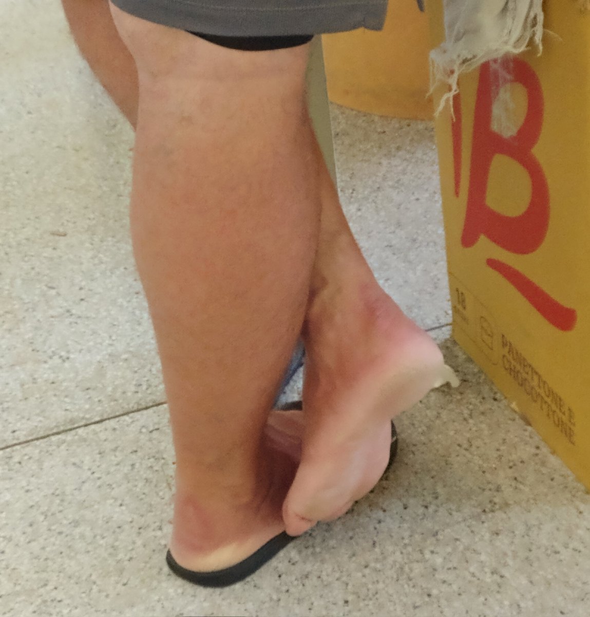 rafabarbudinho's tweet photo. Entregador hétero barbudo, parrudo e cara de safado

#feet #gay #pés #fetiche #flagra #gayfeet #macho #chinelo https://t.co/k1CmTQtVW2