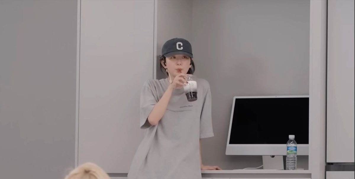 thalyonfilm's tweet image. loser gf x hot gf