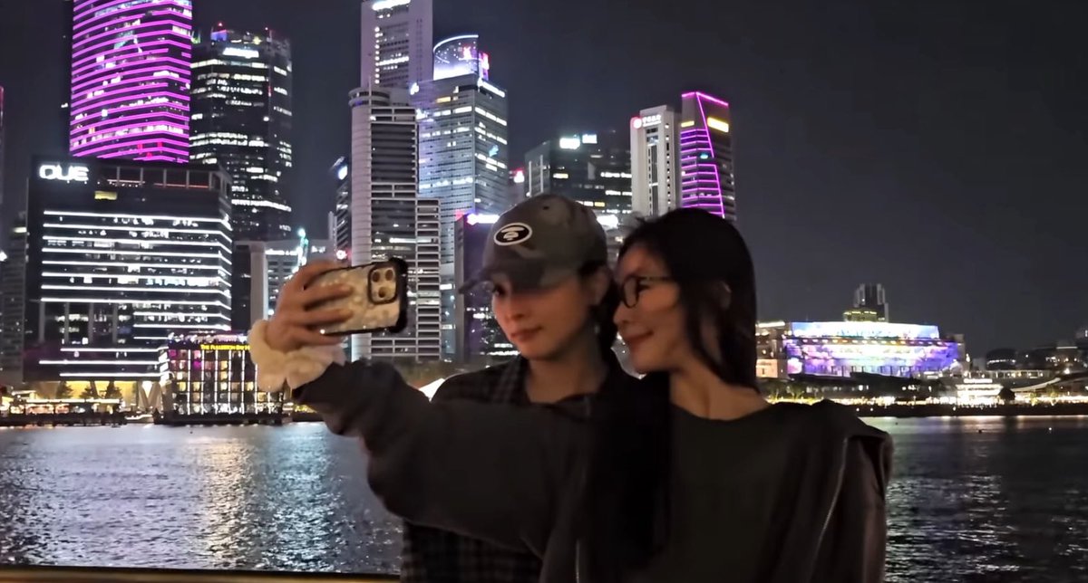 รูปนี้คือที่สุดอะ กุนั่งยิ้มหน้าเบี้ยวฟันเหยินจนจะหลุดออกมาทั้งเหงือก