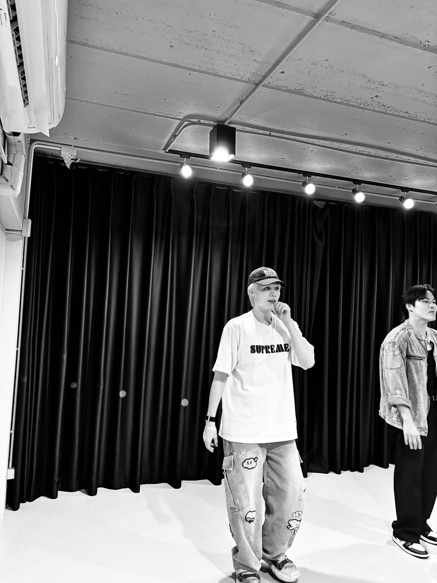 Black and white, but something’s not the same. Can you guess what it is? 

 #PEATCHYDAY #Peatwasu