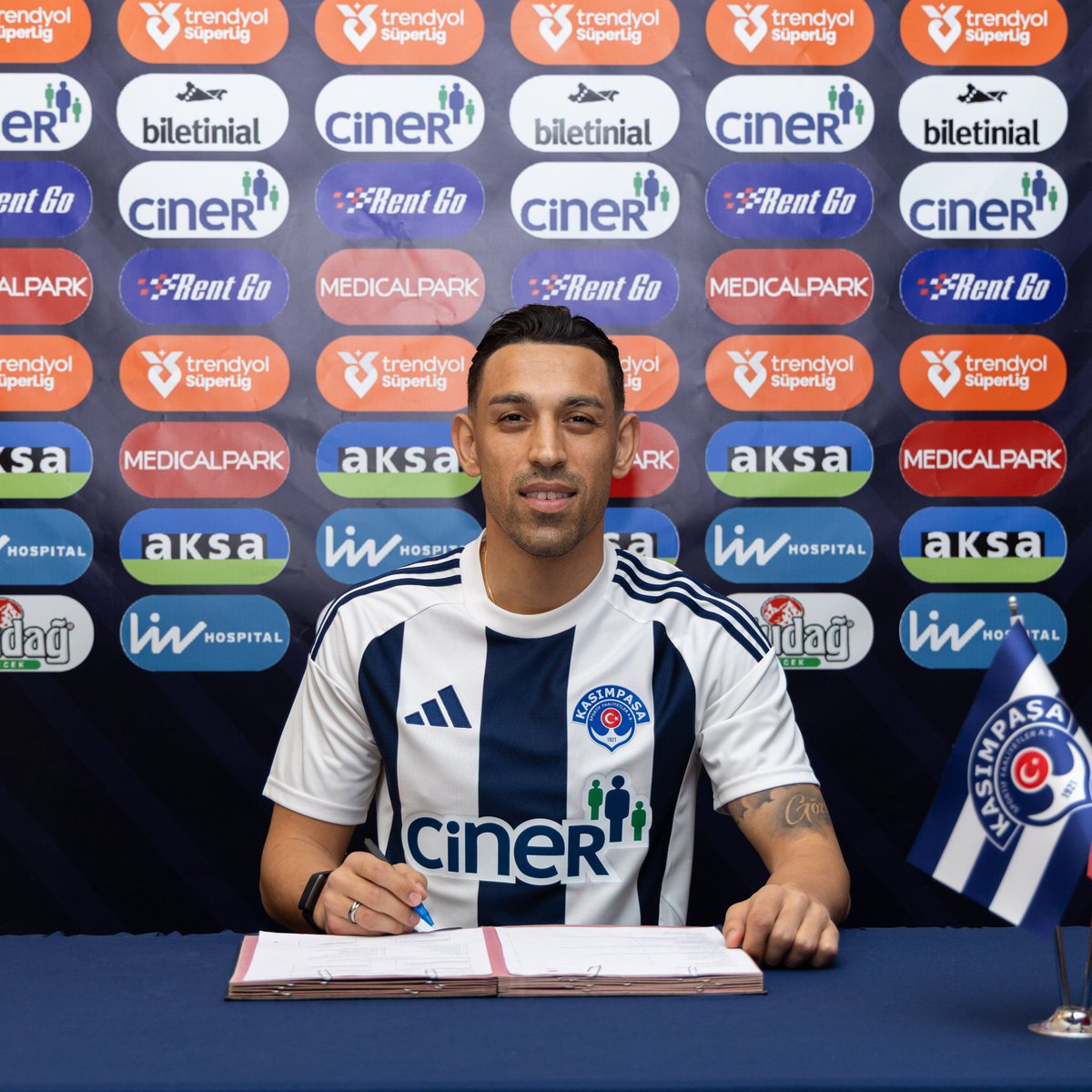 _tekbasimaa's tweet image. arkadaşlarımızdan biri bi bok yiyince bizimde yeme hızı