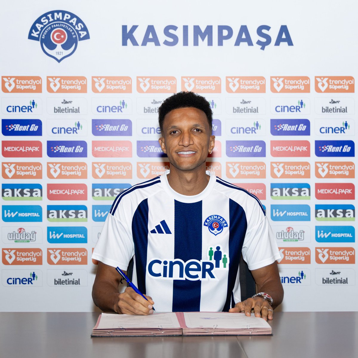 _tekbasimaa's tweet image. arkadaşlarımızdan biri bi bok yiyince bizimde yeme hızı