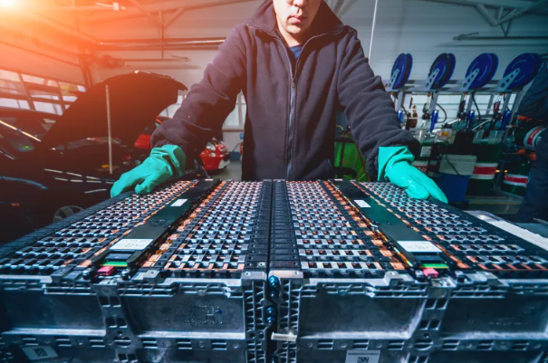 باحث أميركي: ترامب مهووس بالنفط وبطاريات الصين ستدير العالم قريبا 