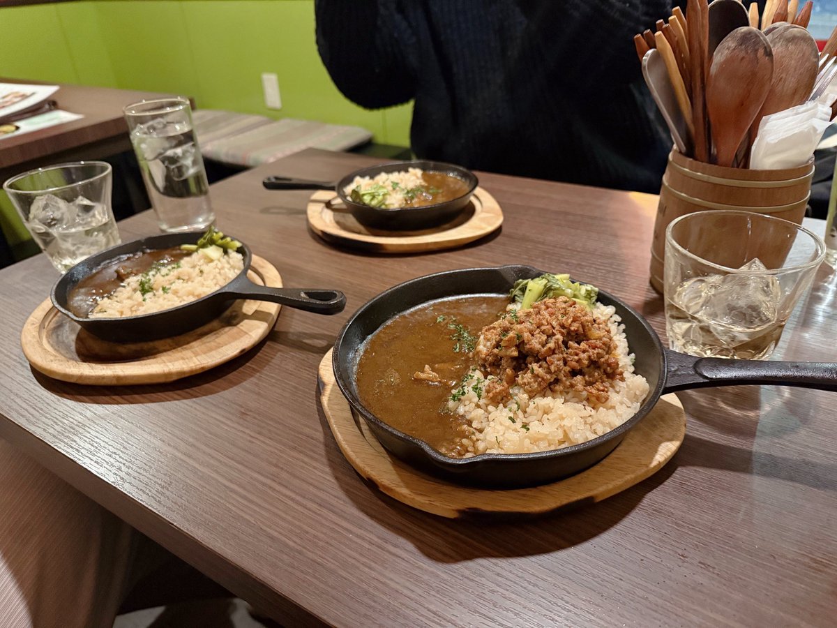Mikyu778's tweet image. しのんさんぷるちゃんと冒険香る牛すじカレーの店に行きました
お腹減ってるの私だけだった
名前に惹かれてミード酒のマックスウェルを飲みました✌🏻