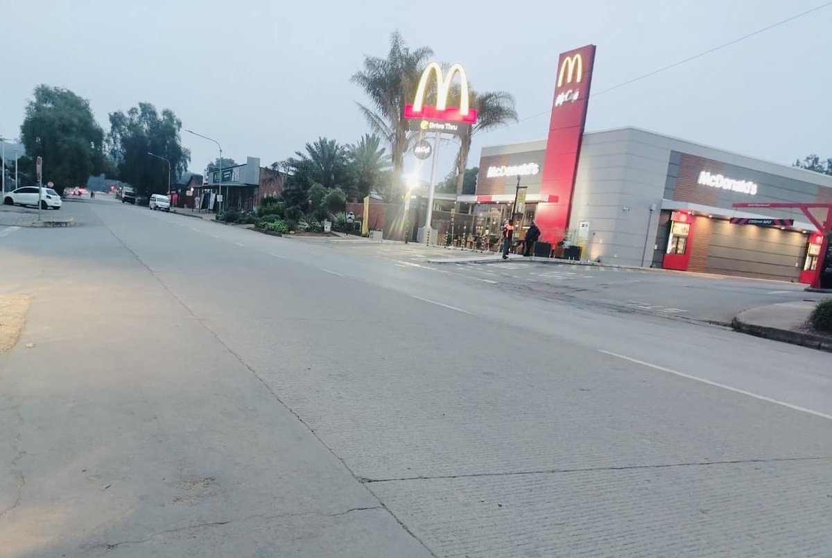 UmngeniLocal's tweet image. A MUNICIPALITY AT WORK

The street cleaning and refuse collection in the afternoon into the night continues daily in the Howick CBD.

#MakingProgressTogether