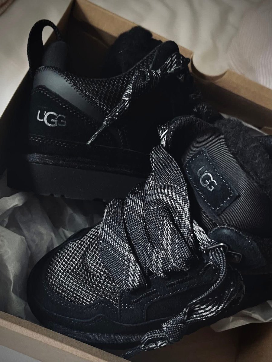 Ugg sneakers in all black 🖤🤤