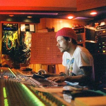 sonnyangelrry's tweet image. harry in the studio 🎤⭒˚.⋆