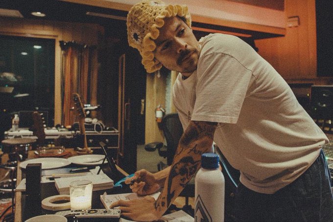 sonnyangelrry's tweet image. harry in the studio 🎤⭒˚.⋆