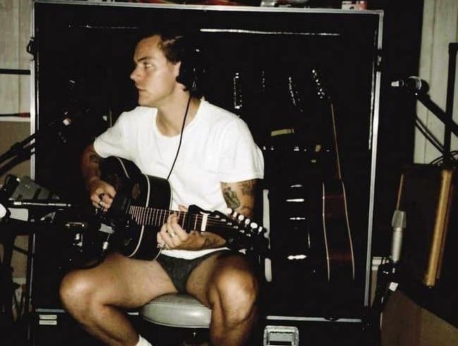 sonnyangelrry's tweet image. harry in the studio 🎤⭒˚.⋆