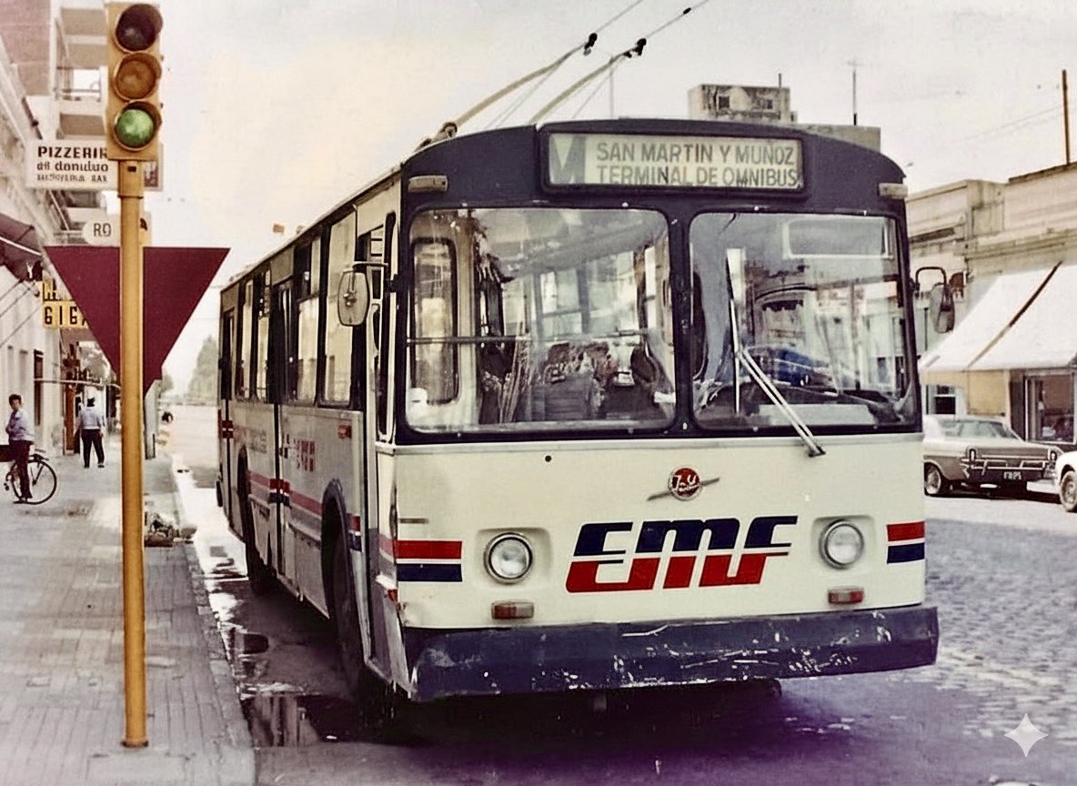 AmigosdelRiel's tweet image. Recuerdos del Futuro: El trolebús ZIU Nº 9 de la línea M procedente de la Estación Terminal de Ómnibus “Mariano Moreno”, circula en carril exclusivo de Av. Salta (hacia el Este) en su intersección con Ovidio Lagos. Invierno de 1980. (Foto: Horacio Máspero/Aníbal Trasmonte).