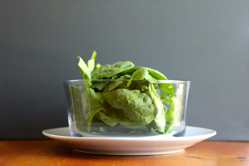 SamaHoole's tweet image. Spinach contains 755mg of oxalates per 100g.

Your body can safely excrete about 40-50mg daily.

One serving of spinach contains 15 days worth of oxalate clearance capacity.

Where do you think the excess goes?

It doesn't just magically disappear. It crystallizes and deposits in…