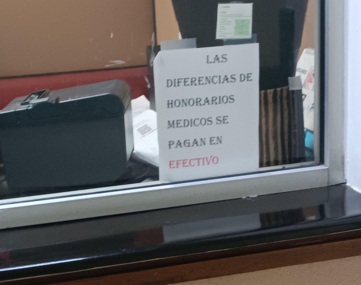 Estoy en el centro médico Alcántara y González, voy a pagar y me dice la cajera que debo pagar una parte (los honorarios del médico) en efectivo. ¿<a href="/DGii/">Impuestos Internos</a> eso es legal?... ¿Y así no se evaden impuestos?