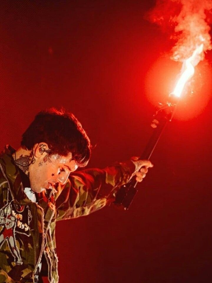 TIAMOKELLIN's tweet image. *no cinema

- oi, vou querer um ingresso por favor
- boa noite, pra qual filme?

eu na porra da fila: